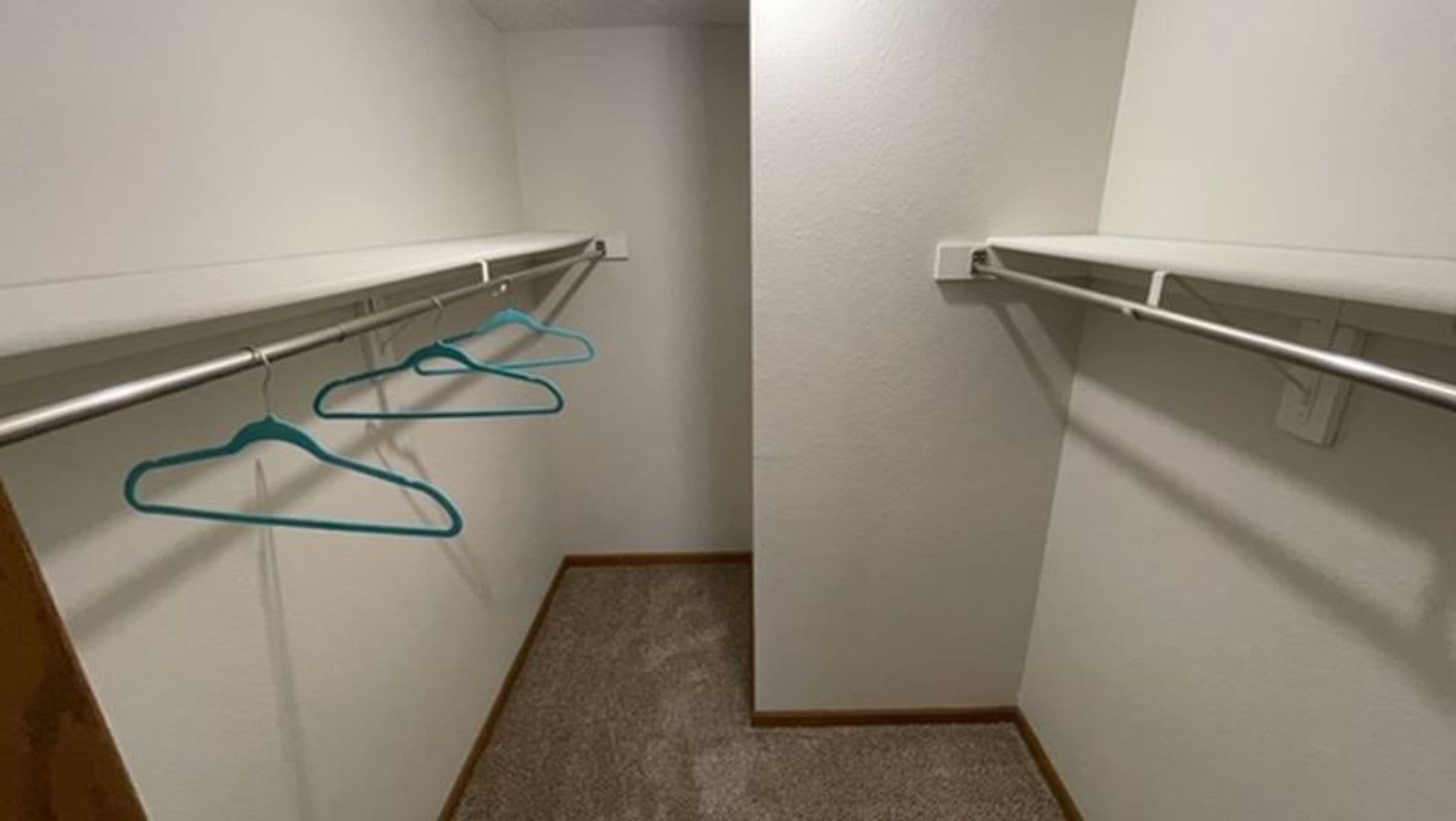 Lincoln Apartment: 901 Roanoke Ct #26