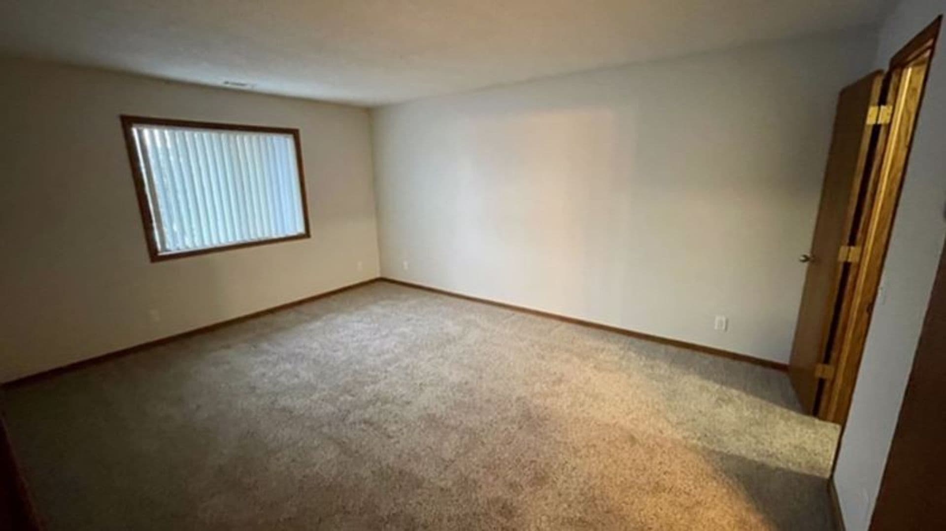 Lincoln Apartment: 901 Roanoke Ct #26