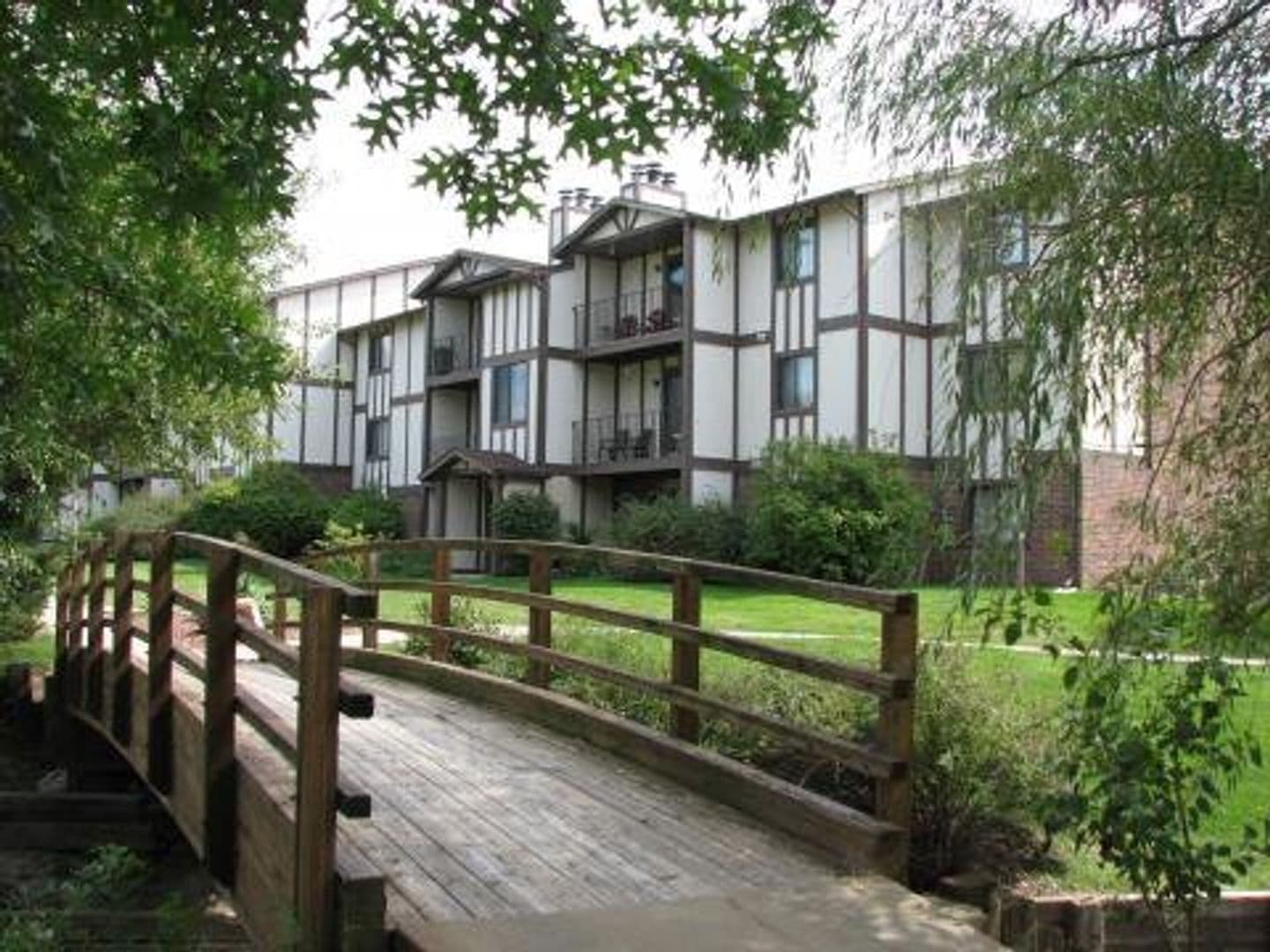 Lincoln Apartment: 901 Roanoke Ct #26