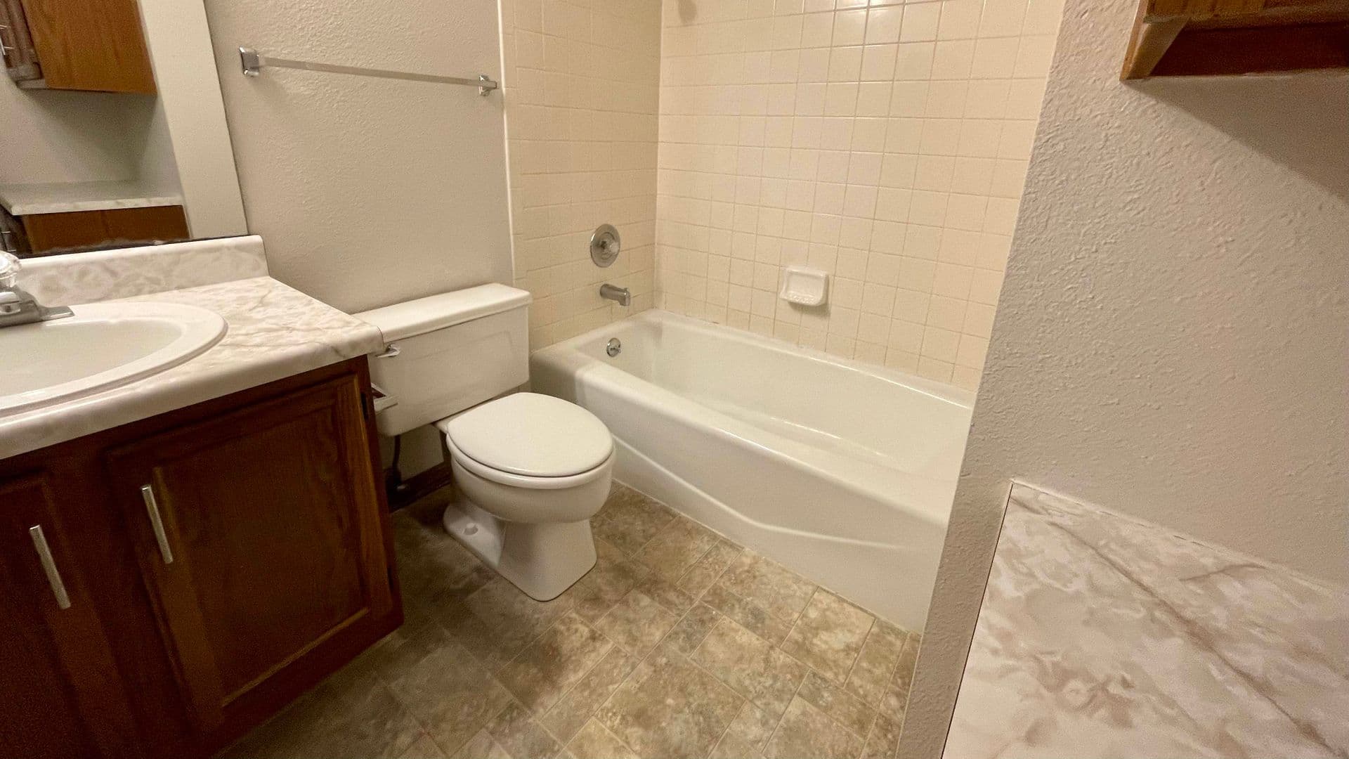 Lincoln Apartment: 901 Roanoke Ct #26