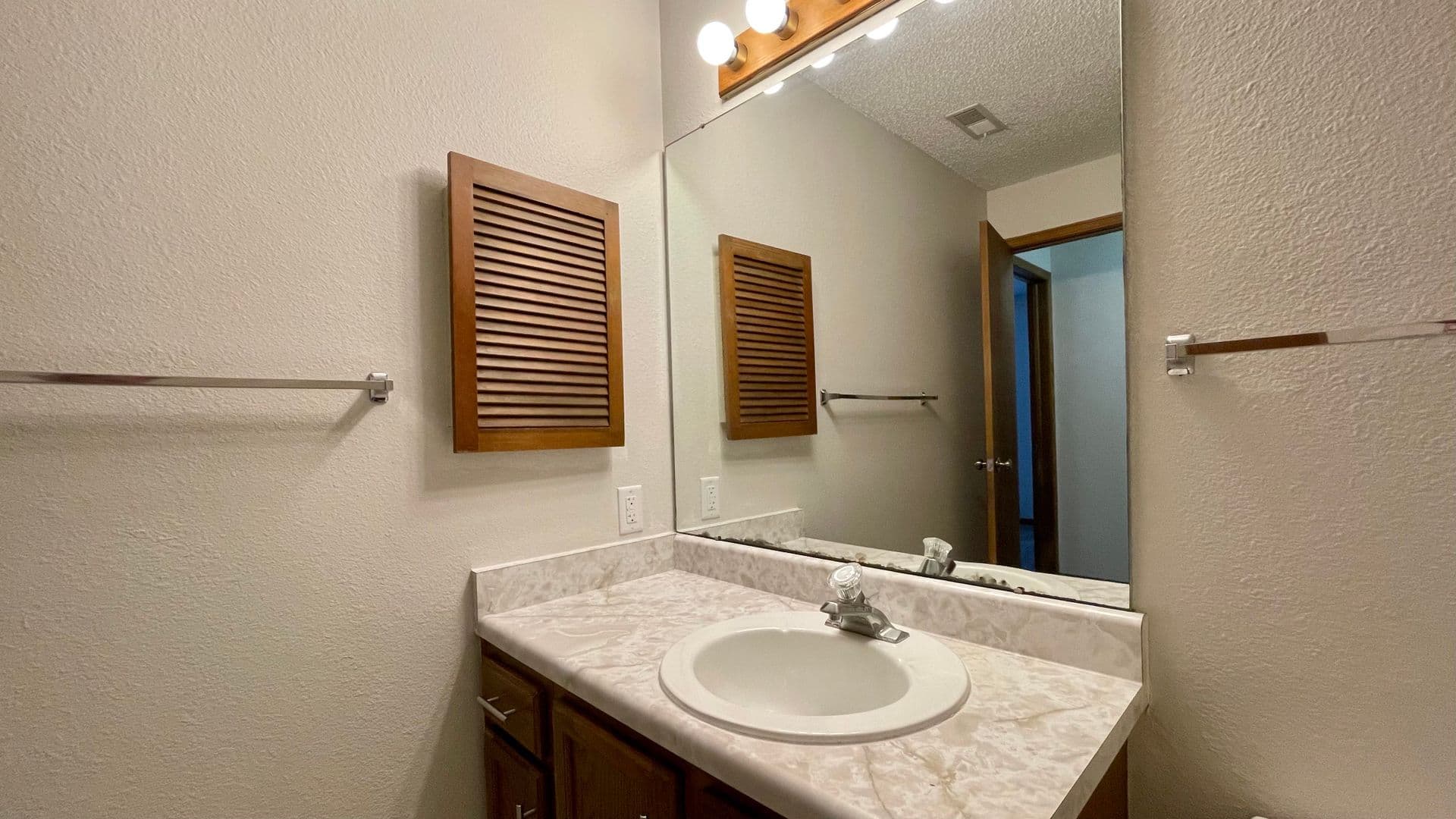 Lincoln Apartment: 901 Roanoke Ct #26