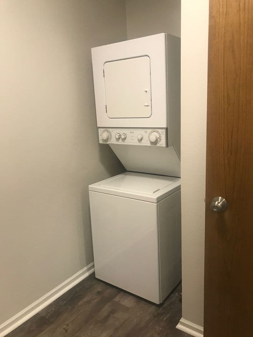 Lincoln Apartment: 901 Roanoke Ct #26