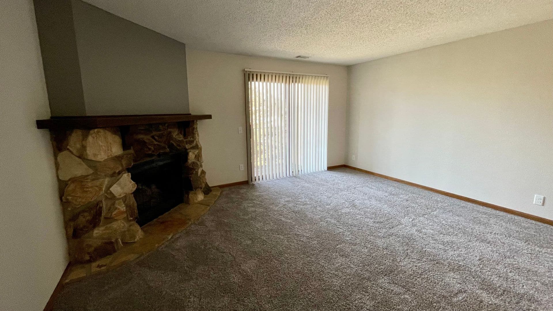 Lincoln Apartment: 901 Roanoke Ct #26