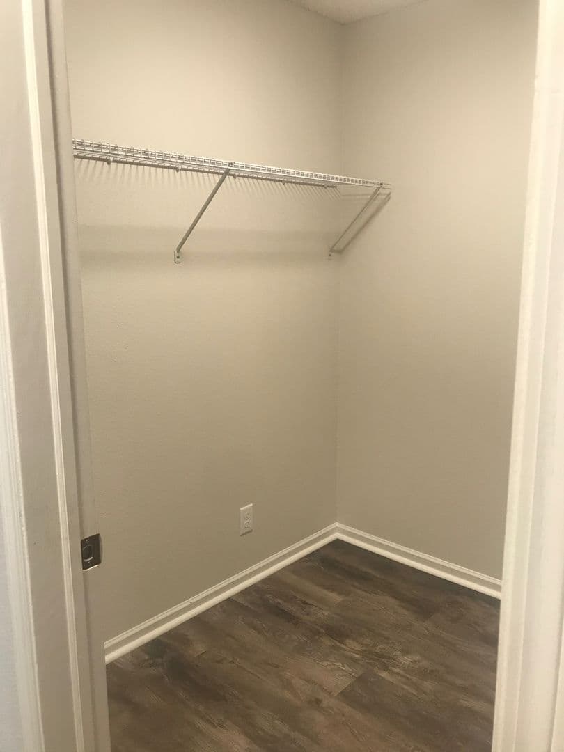 Lincoln Apartment: 901 Roanoke Ct #26