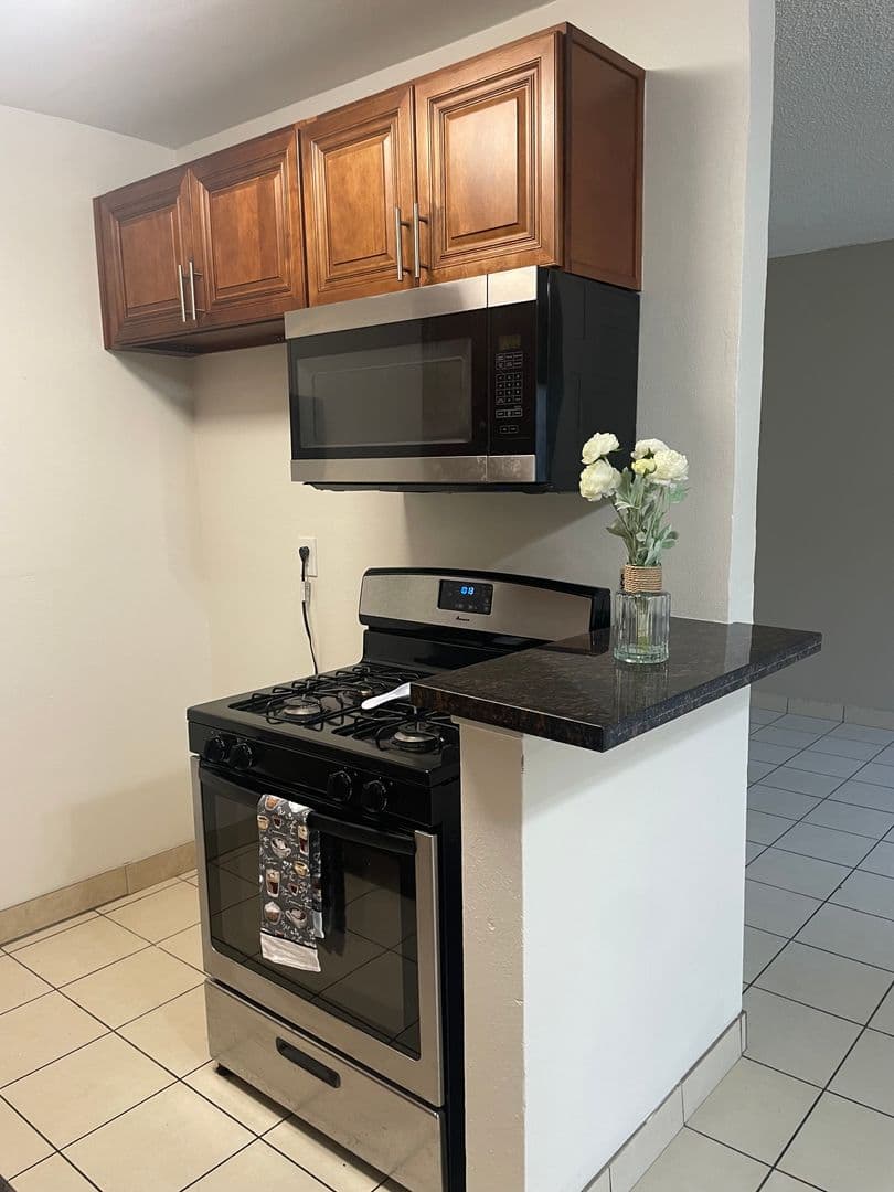 Anaheim Apartment: 525 S. East St. #4