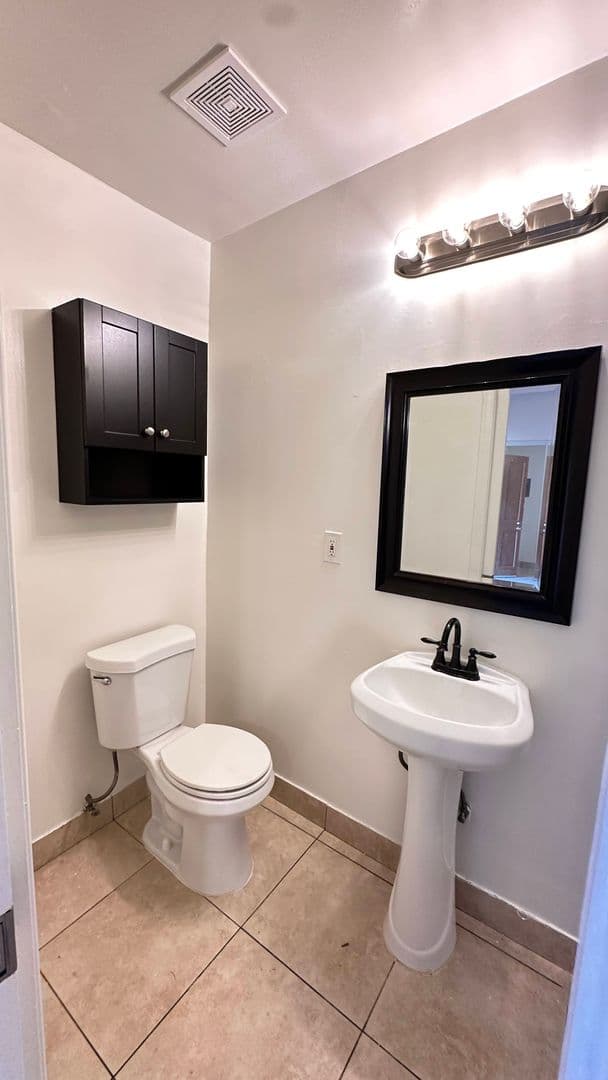 Santa Ana Apartment: 322-324 S. Lyon St. & 1607 E. Chestnut Ave.