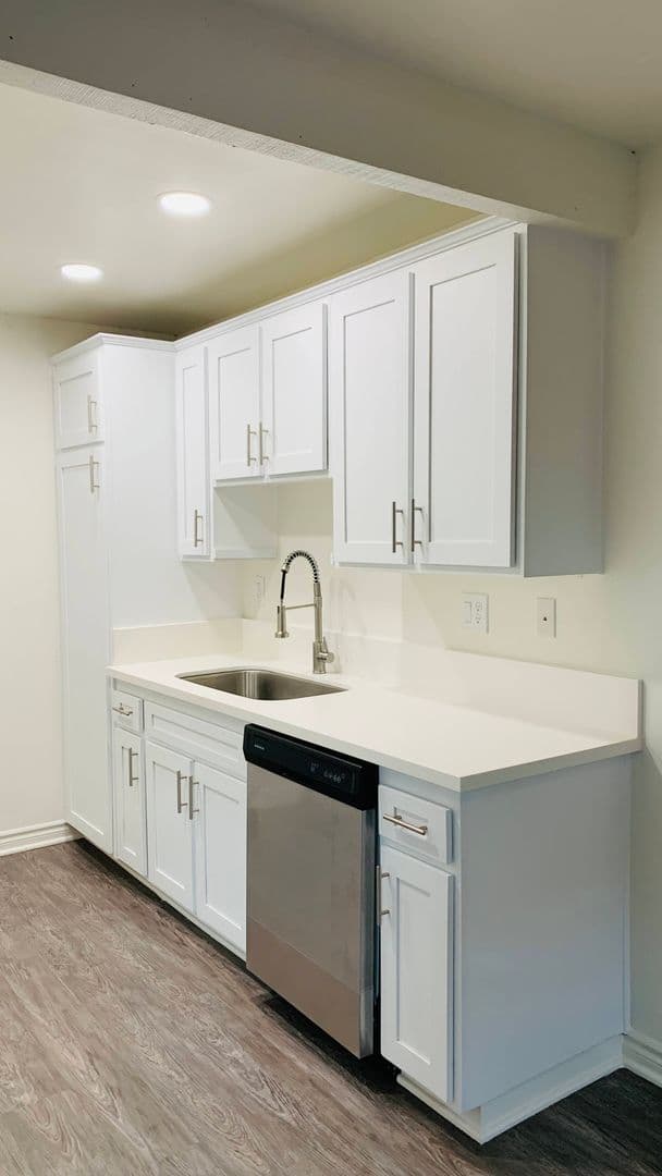 Lake Forest Apartment: 23051 Village Dr.