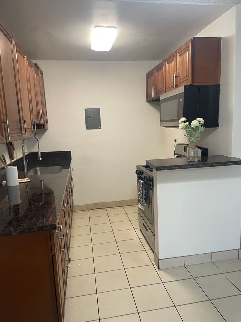 Anaheim Apartment: 525 S. East St. #4