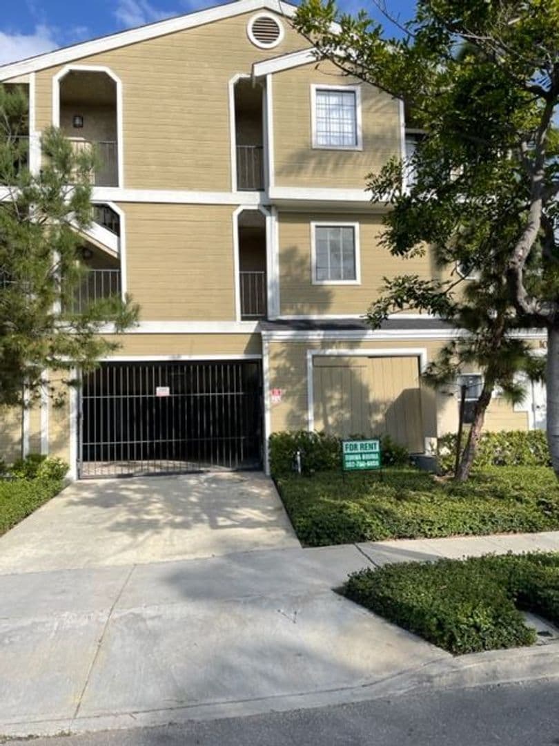 Long Beach Apartment: 1020 Roswell Ave.