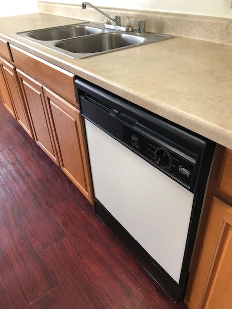 Long Beach Apartment: 2210 Locust Ave.
