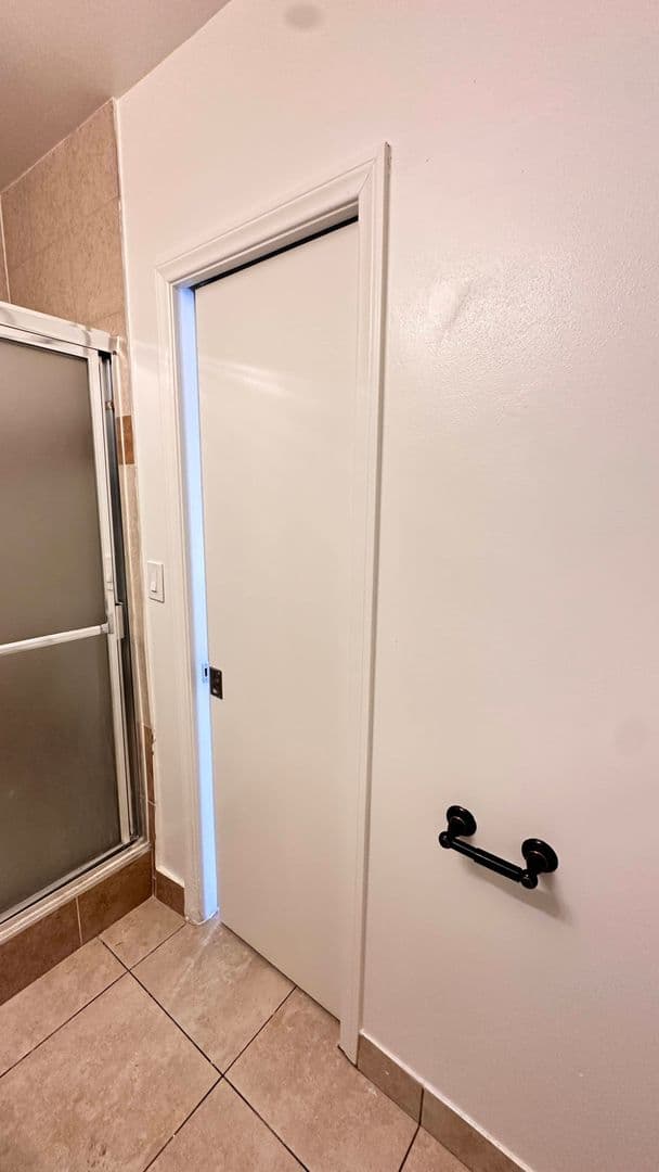 Santa Ana Apartment: 322-324 S. Lyon St. & 1607 E. Chestnut Ave.