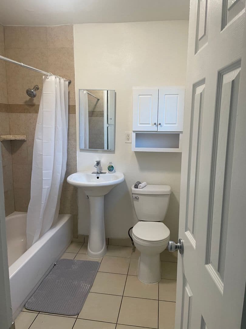 Anaheim Apartment: 525 S. East St. #4