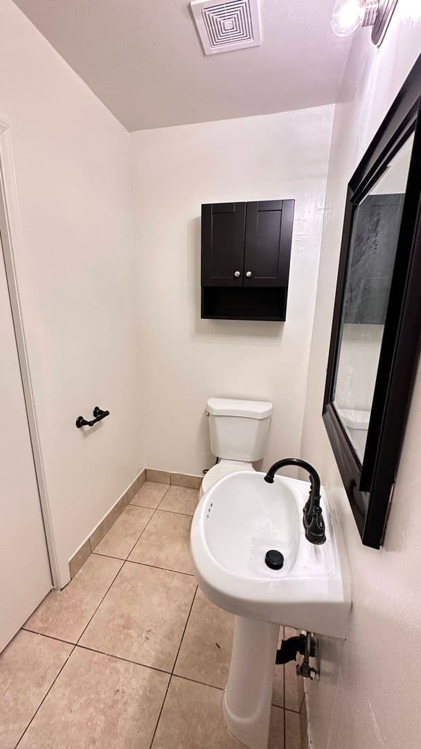 Santa Ana Apartment: 322-324 S. Lyon St. & 1607 E. Chestnut Ave.