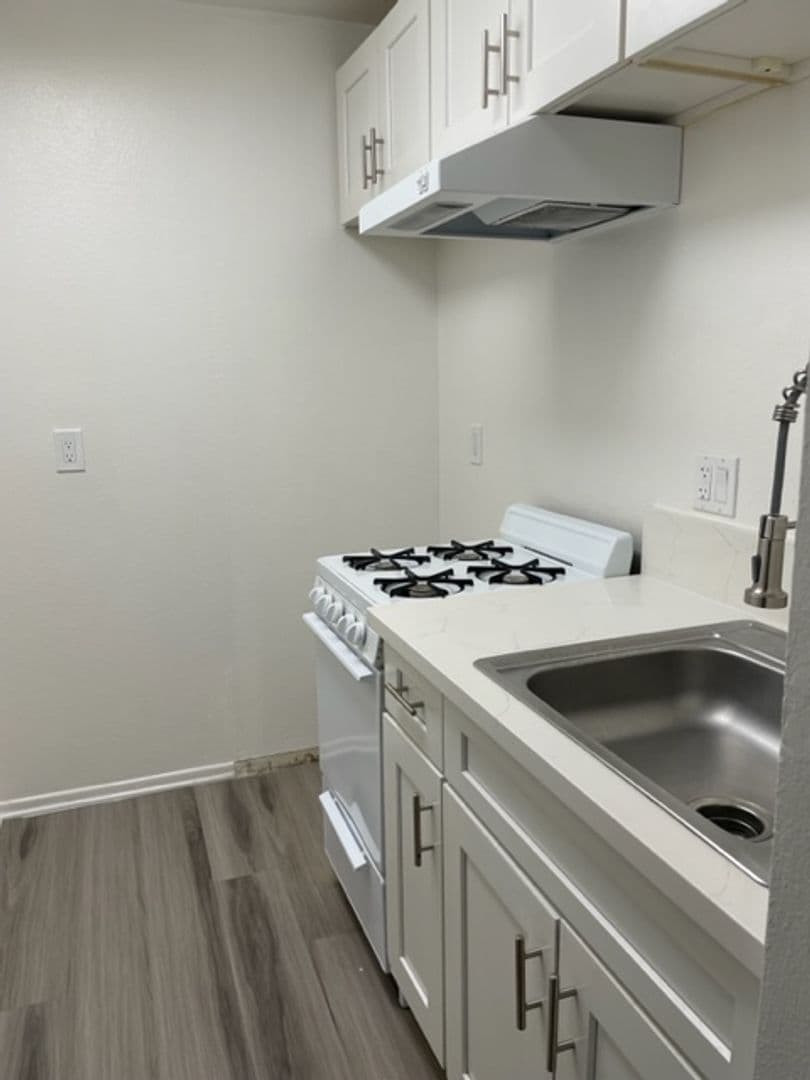 Long Beach Apartment: 1020 Roswell Ave.