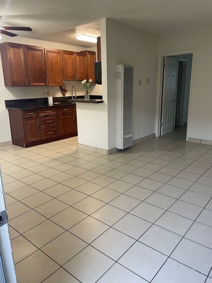 Anaheim Apartment: 525 S. East St. #4