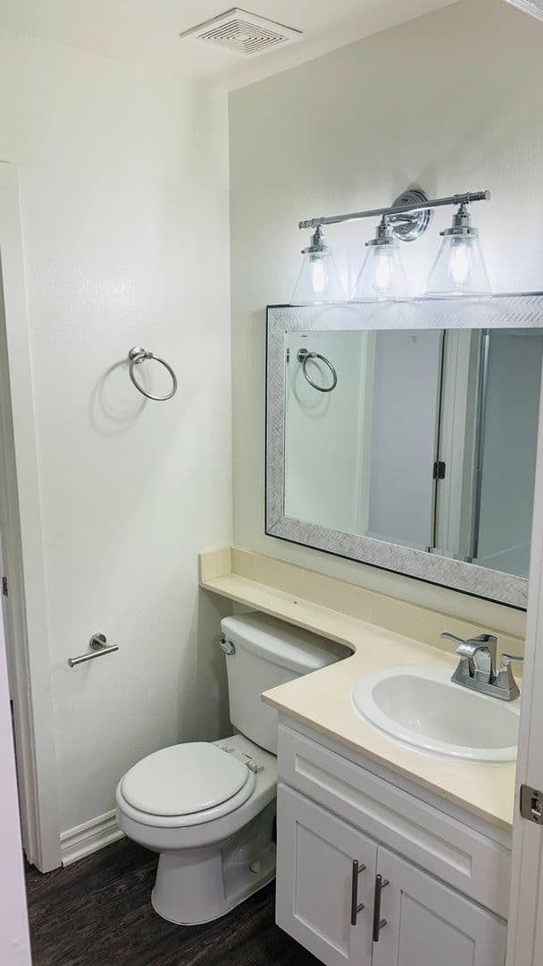 Lake Forest Apartment: 23051 Village Dr.