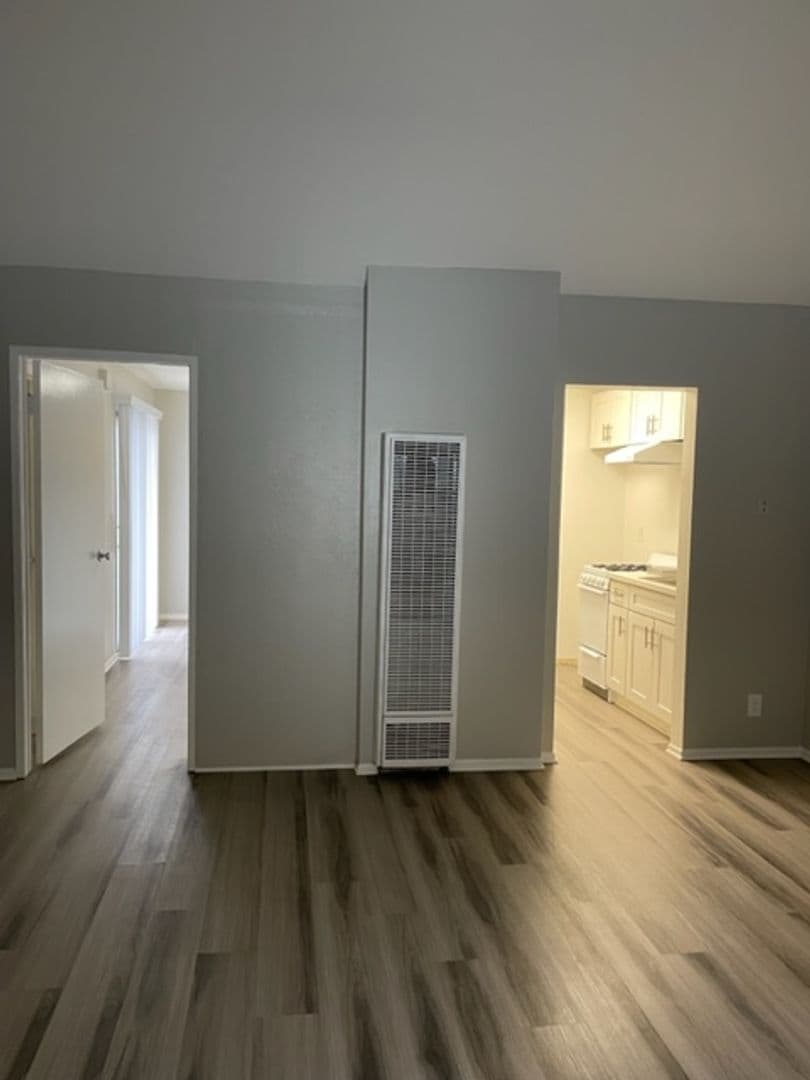 Long Beach Apartment: 1020 Roswell Ave.