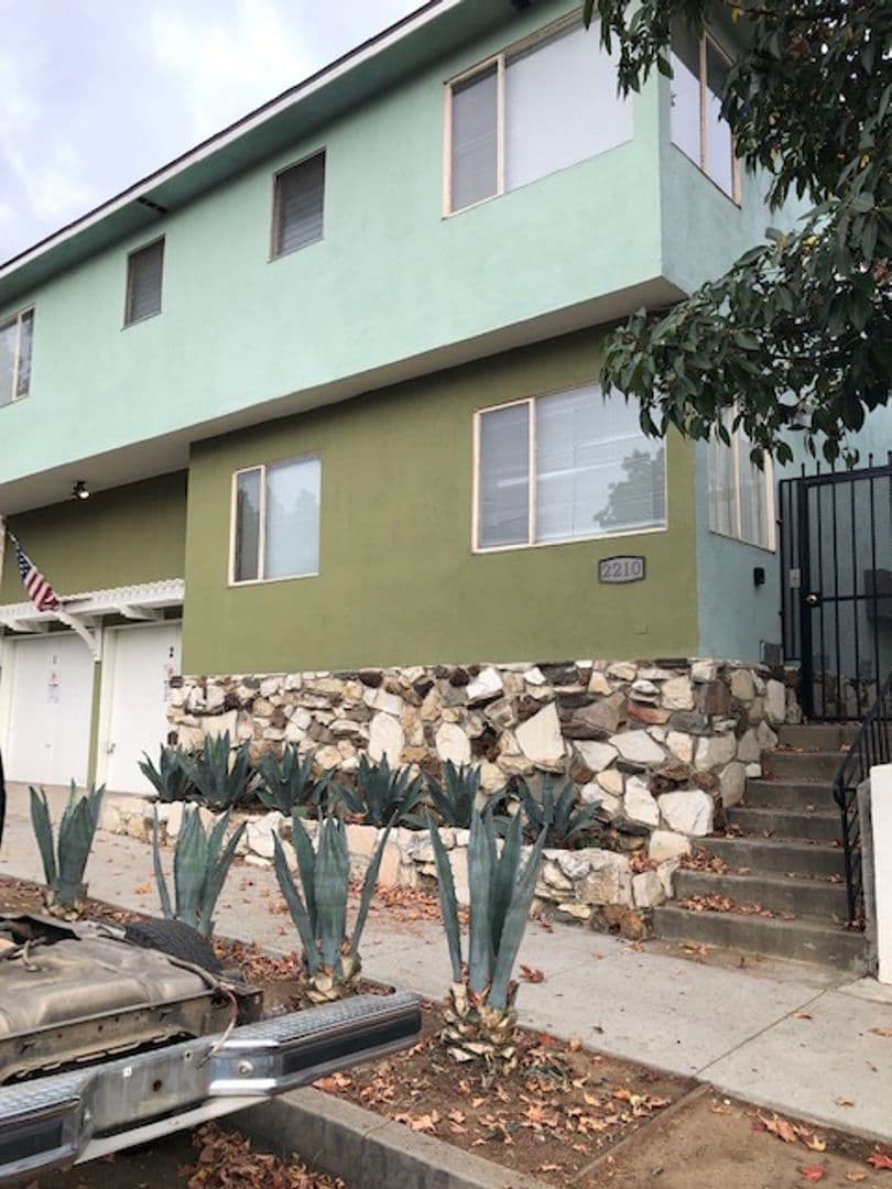 Long Beach Apartment: 2210 Locust Ave.