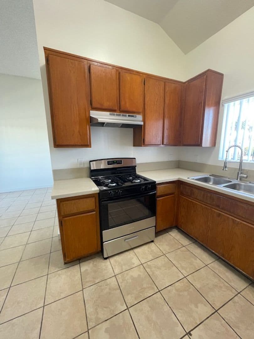 Long Beach Apartment: 1015 E. 5th St.