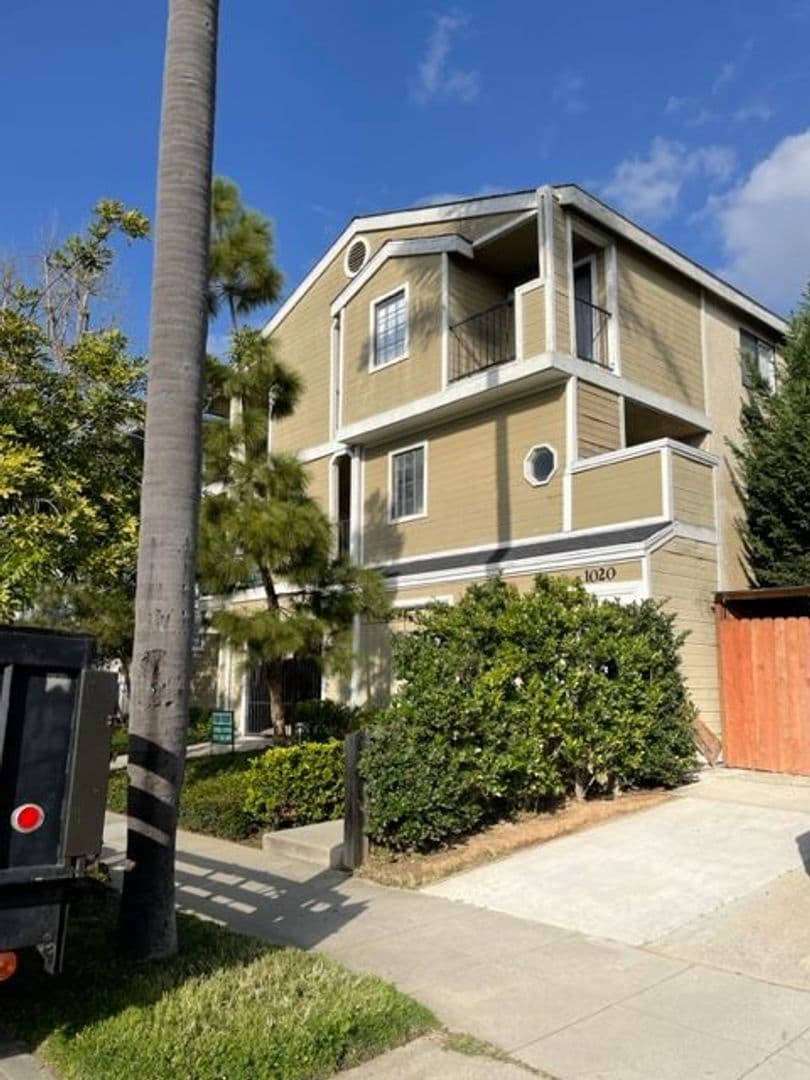 Long Beach Apartment: 1020 Roswell Ave.