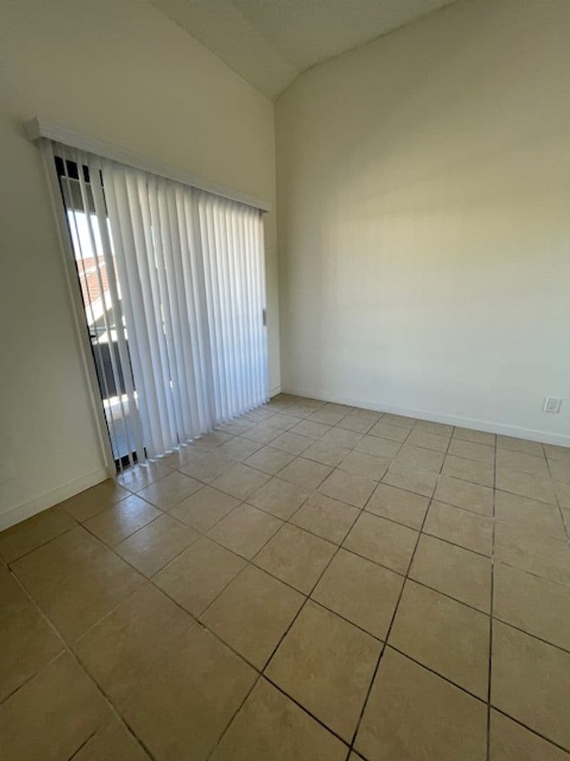 Long Beach Apartment: 1015 E. 5th St.