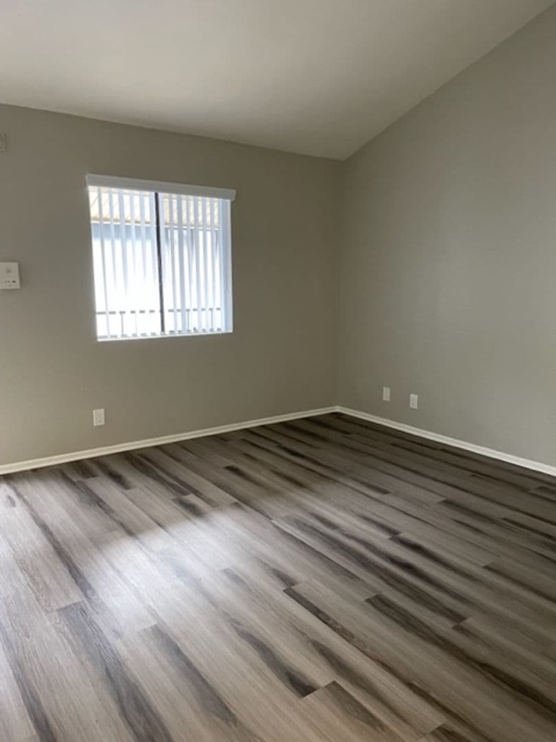 Long Beach Apartment: 1020 Roswell Ave.