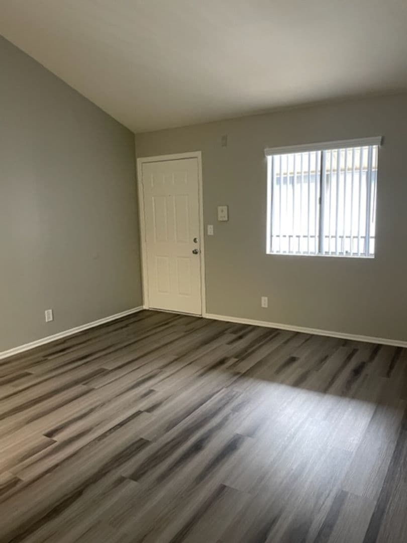 Long Beach Apartment: 1020 Roswell Ave.