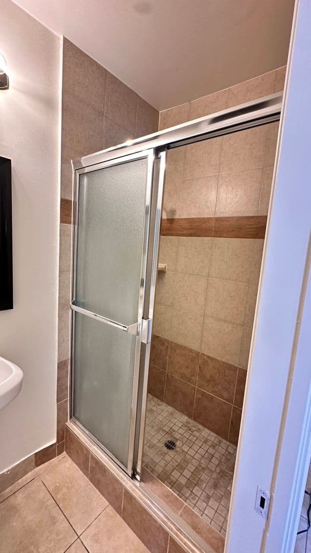 Santa Ana Apartment: 322-324 S. Lyon St. & 1607 E. Chestnut Ave.