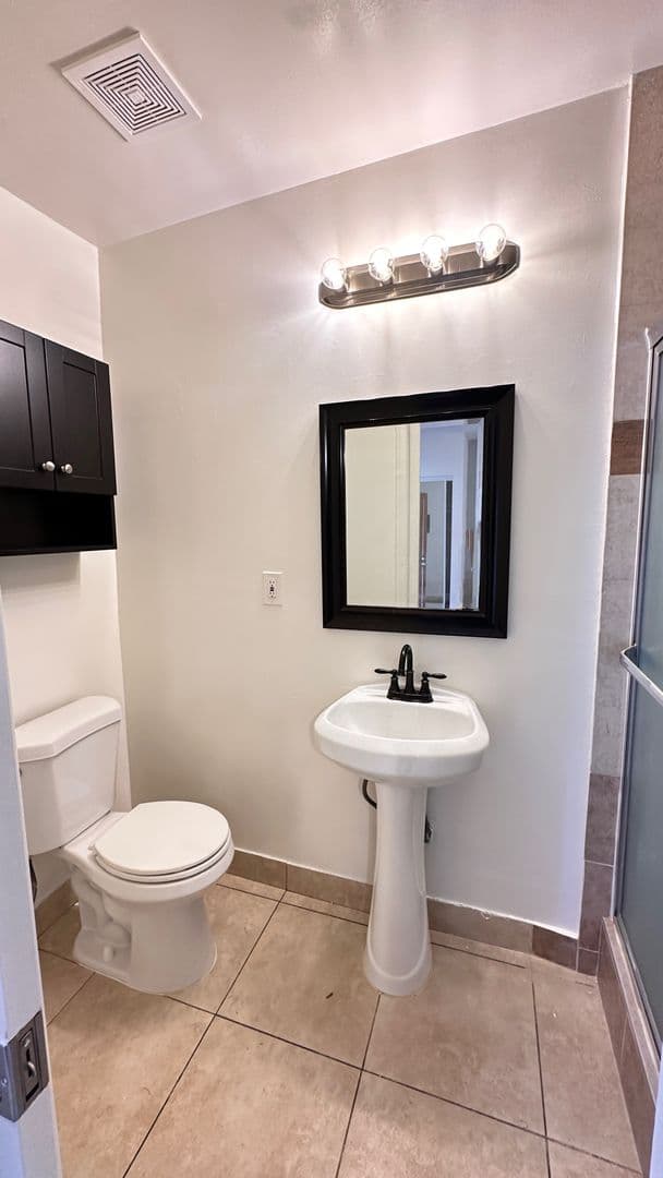 Santa Ana Apartment: 322-324 S. Lyon St. & 1607 E. Chestnut Ave.