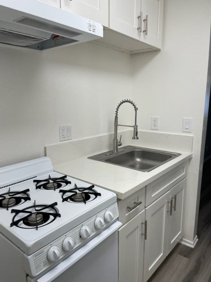 Long Beach Apartment: 1020 Roswell Ave.