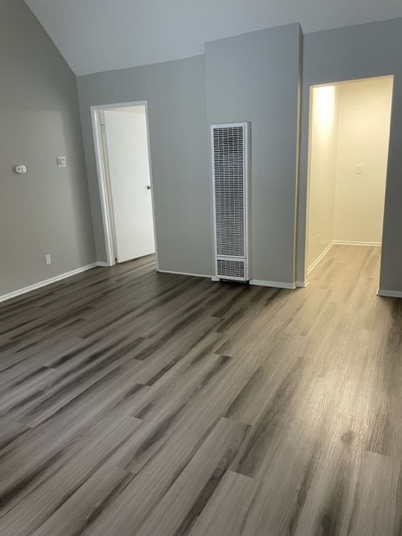 Long Beach Apartment: 1020 Roswell Ave.