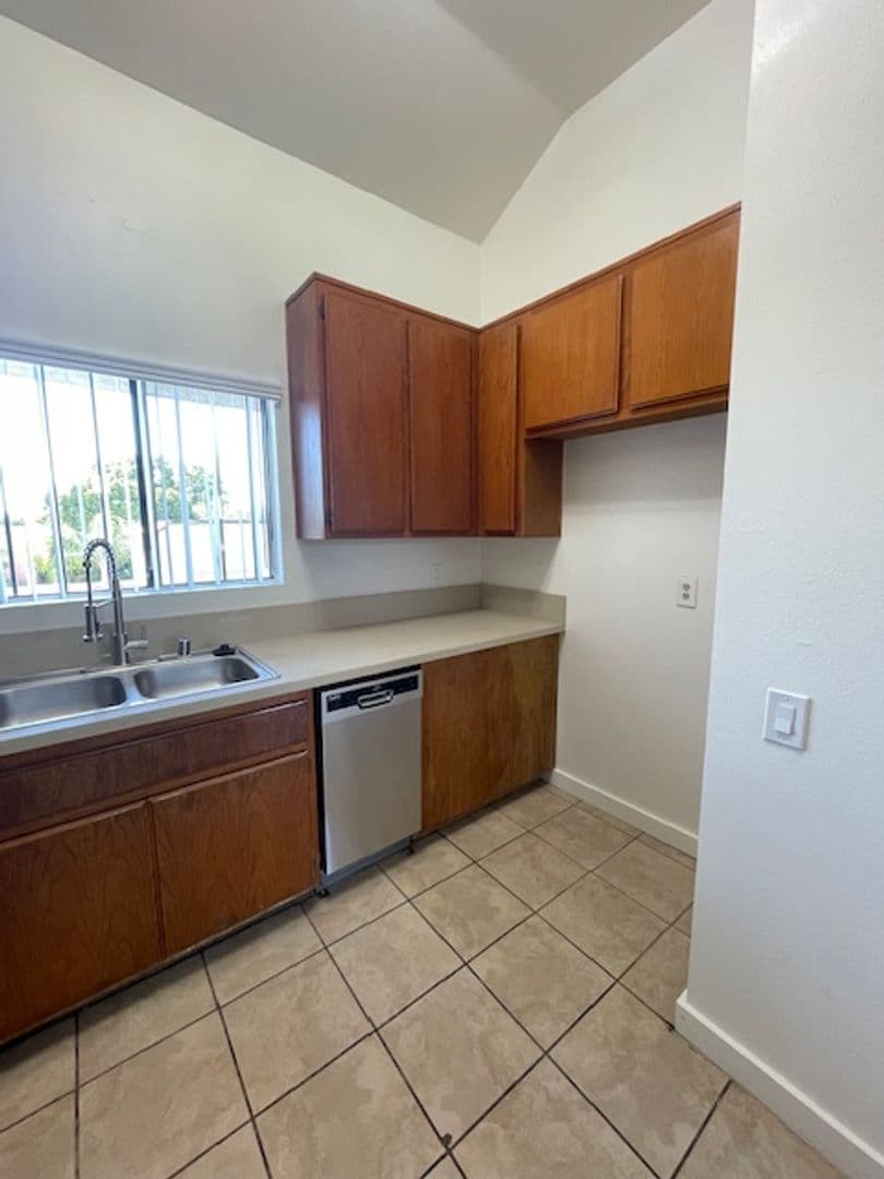 Long Beach Apartment: 1015 E. 5th St.
