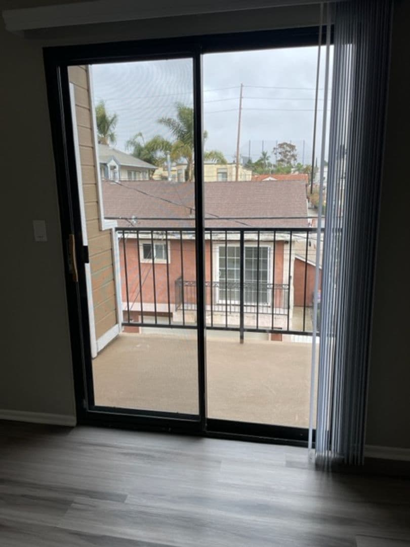 Long Beach Apartment: 1020 Roswell Ave.