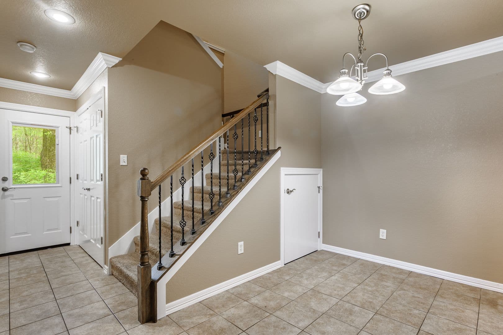 Fayetteville House: 56 S. Woodsprings Drive