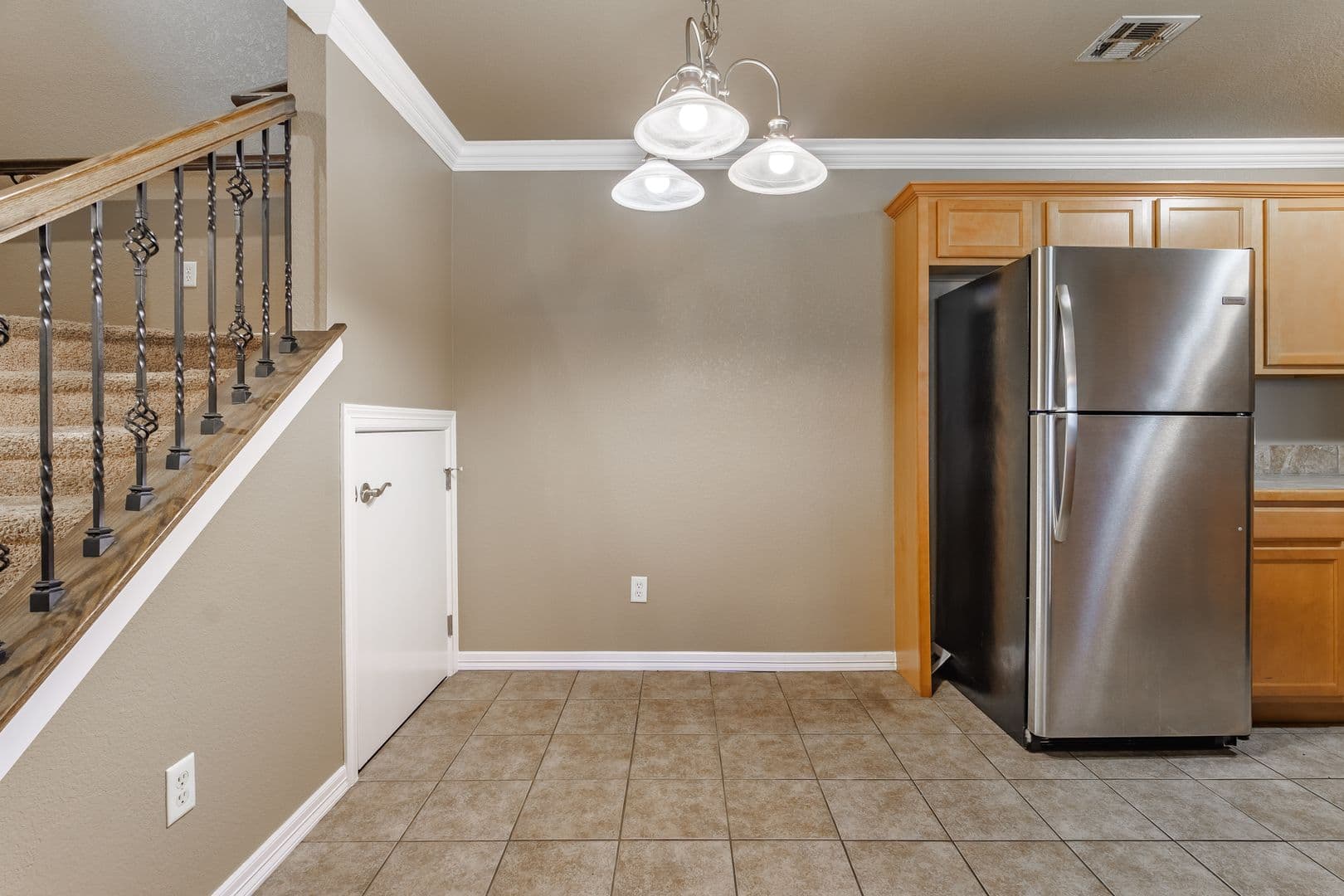 Fayetteville House: 56 S. Woodsprings Drive