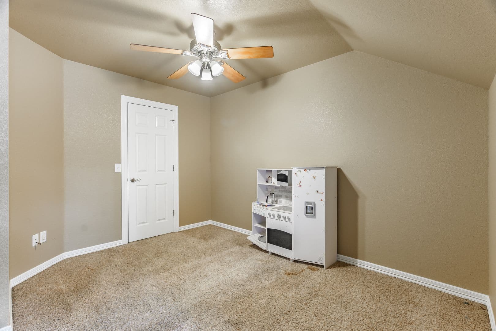 Fayetteville House: 56 S. Woodsprings Drive