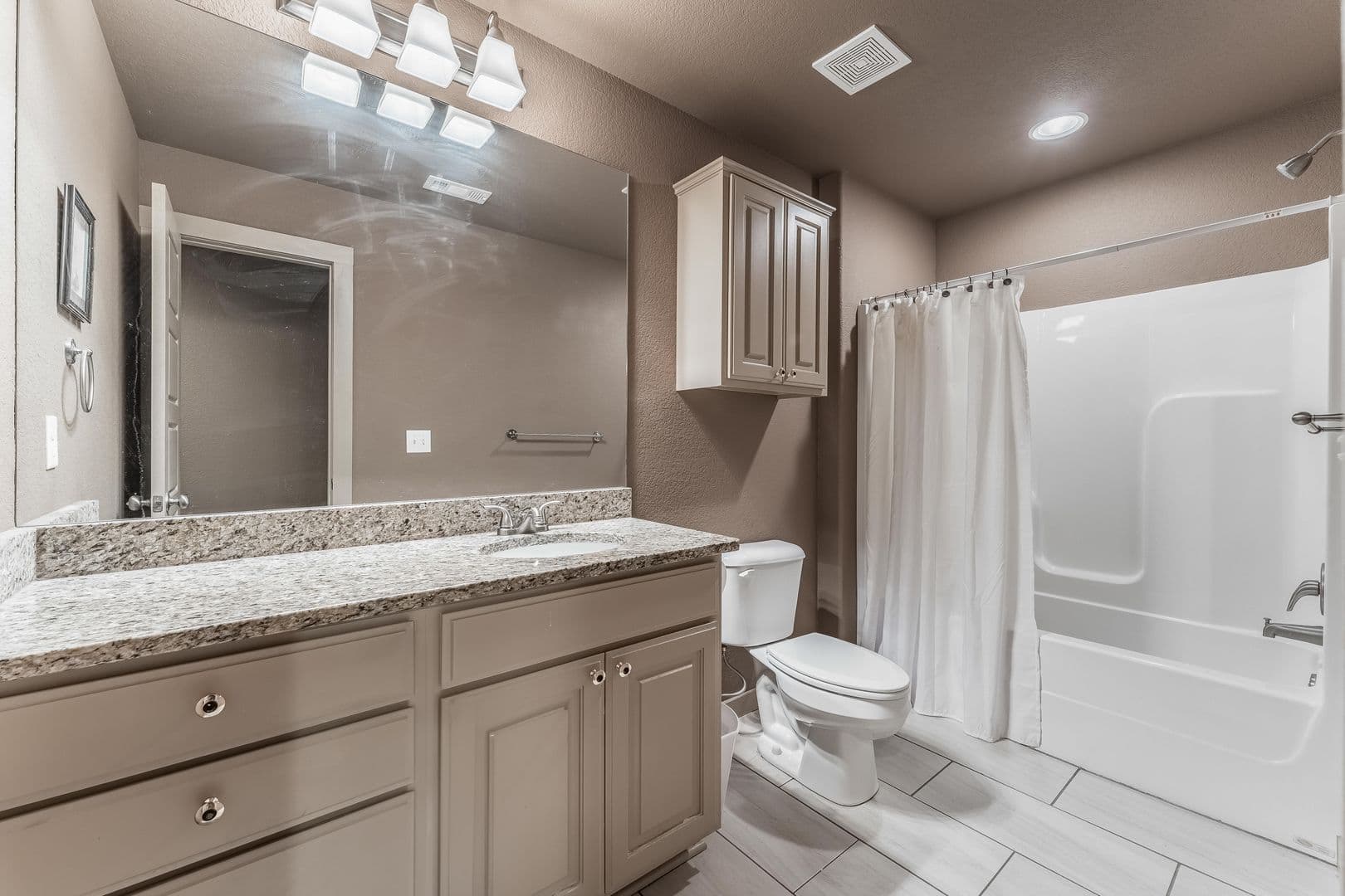 Bentonville House: 3814 SW Peachwood Drive