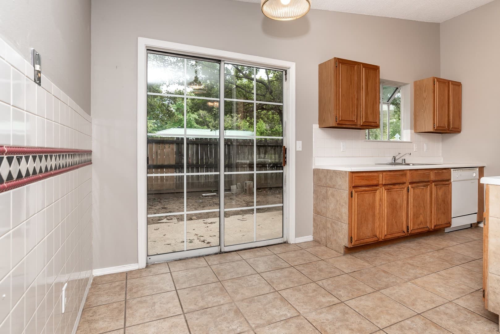 Fayetteville House: 2011 N Chestnut Ave