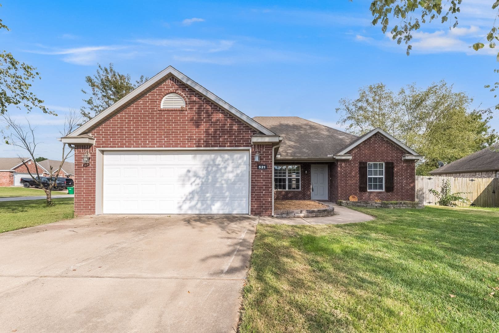 Centerton House: 521 Red Bud St