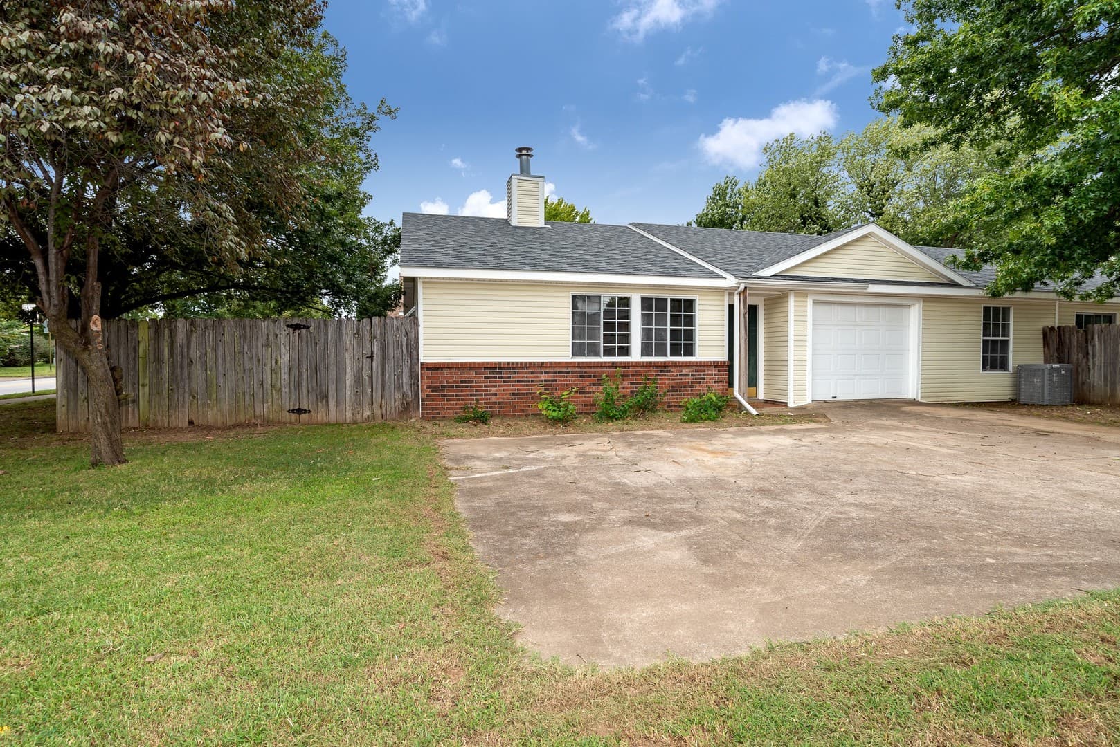 Fayetteville House: 2011 N Chestnut Ave
