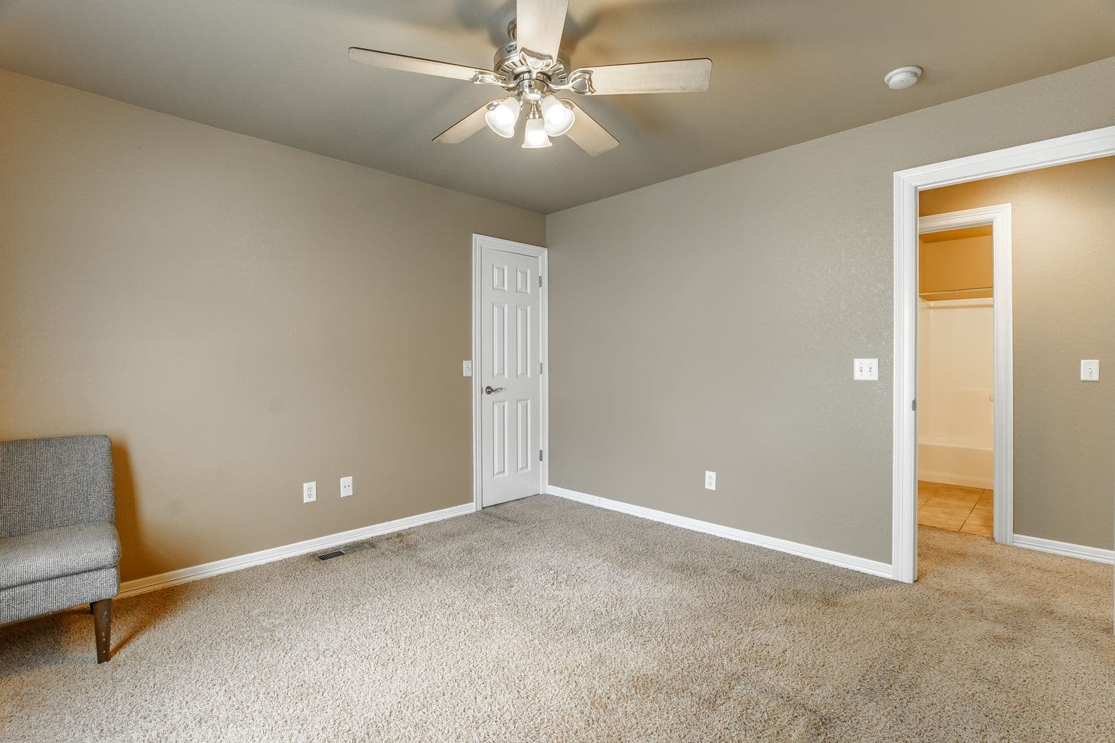 Fayetteville House: 56 S. Woodsprings Drive