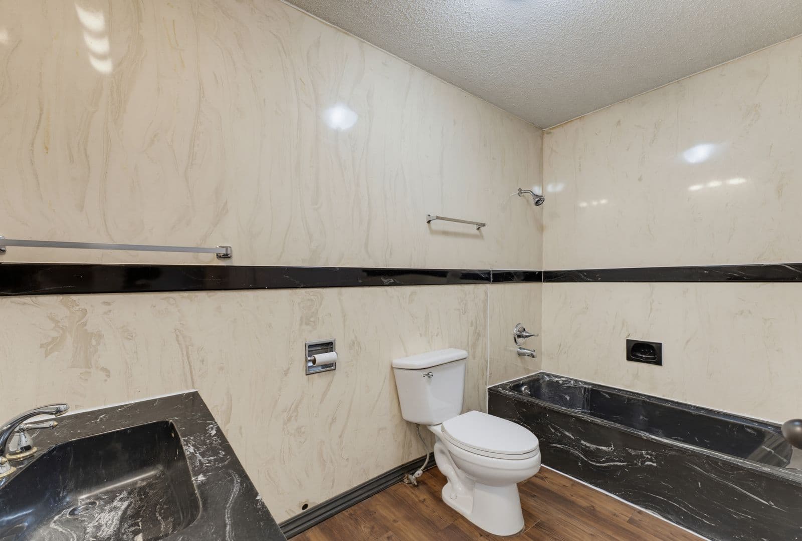 Gravette Apartment: 202 3rd Avenue SE