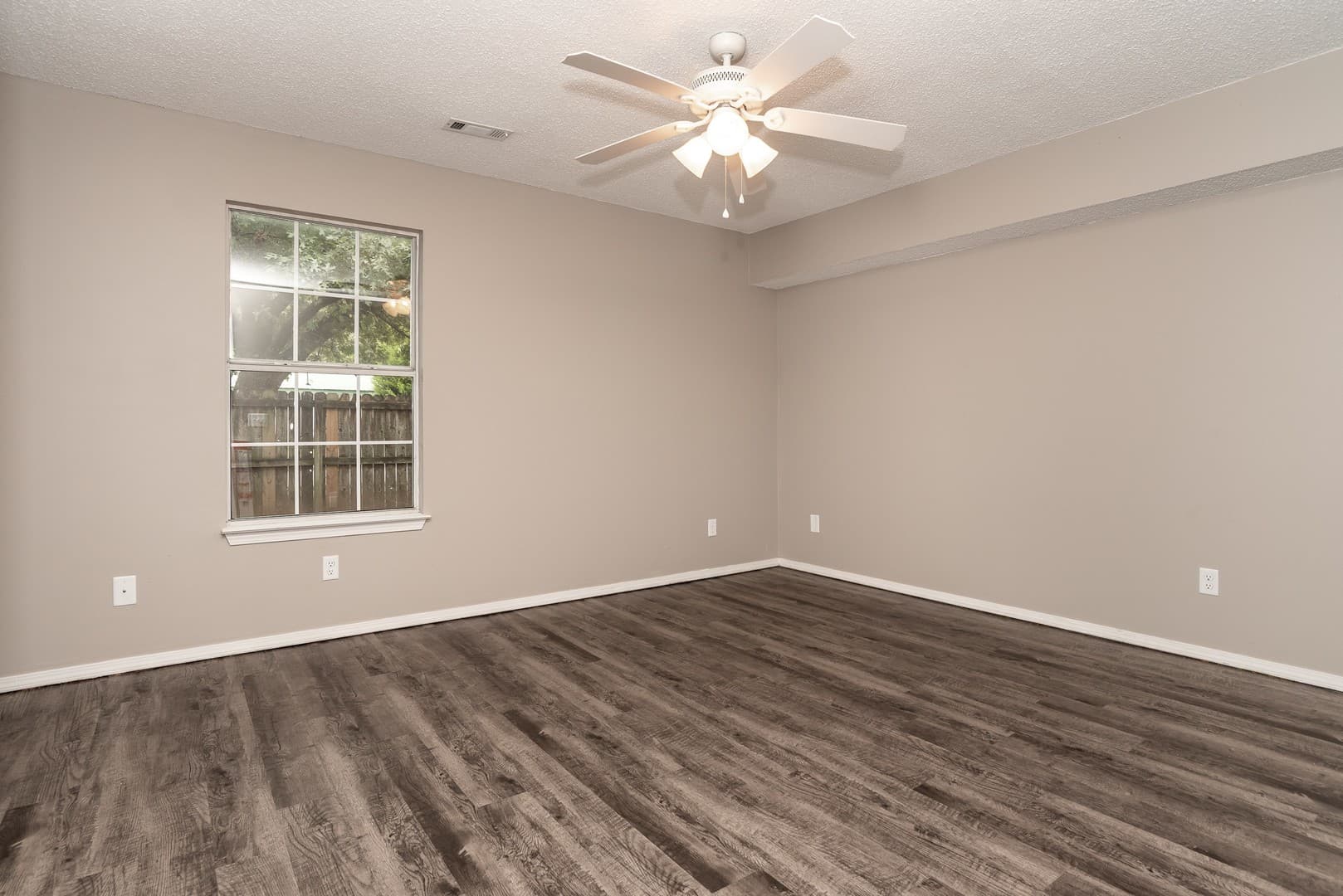 Fayetteville House: 2011 N Chestnut Ave