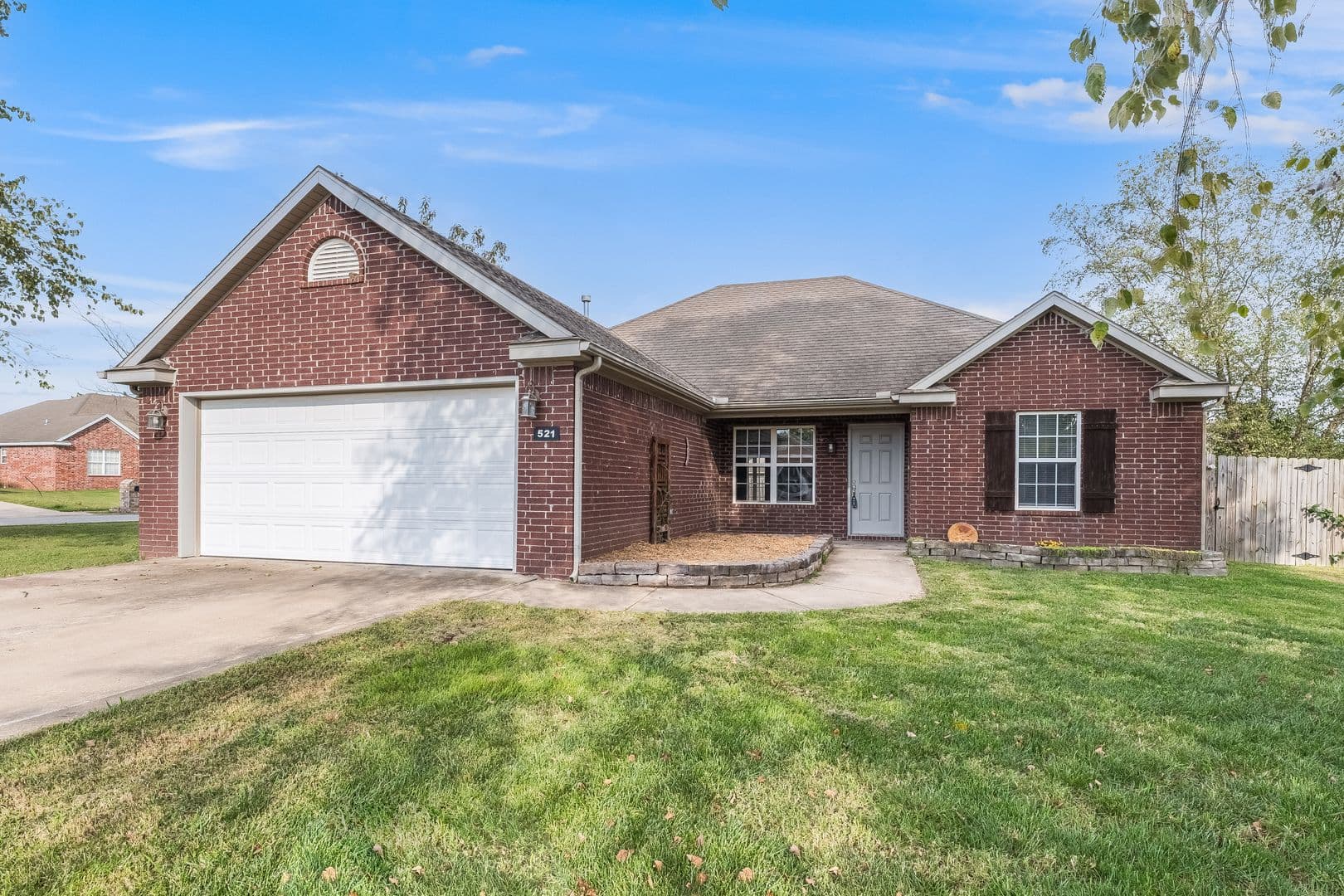 Centerton House: 521 Red Bud St