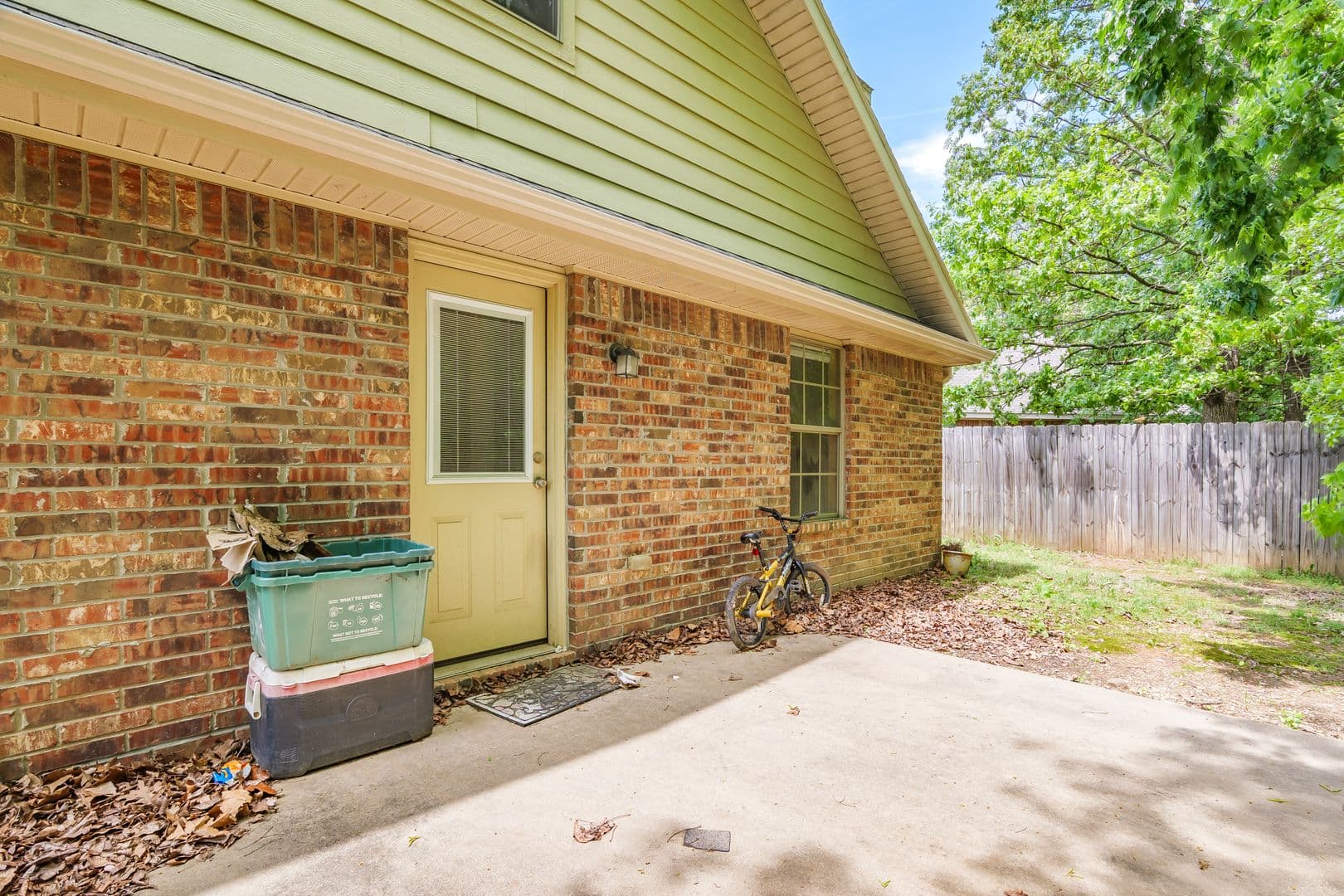 Fayetteville House: 56 S. Woodsprings Drive