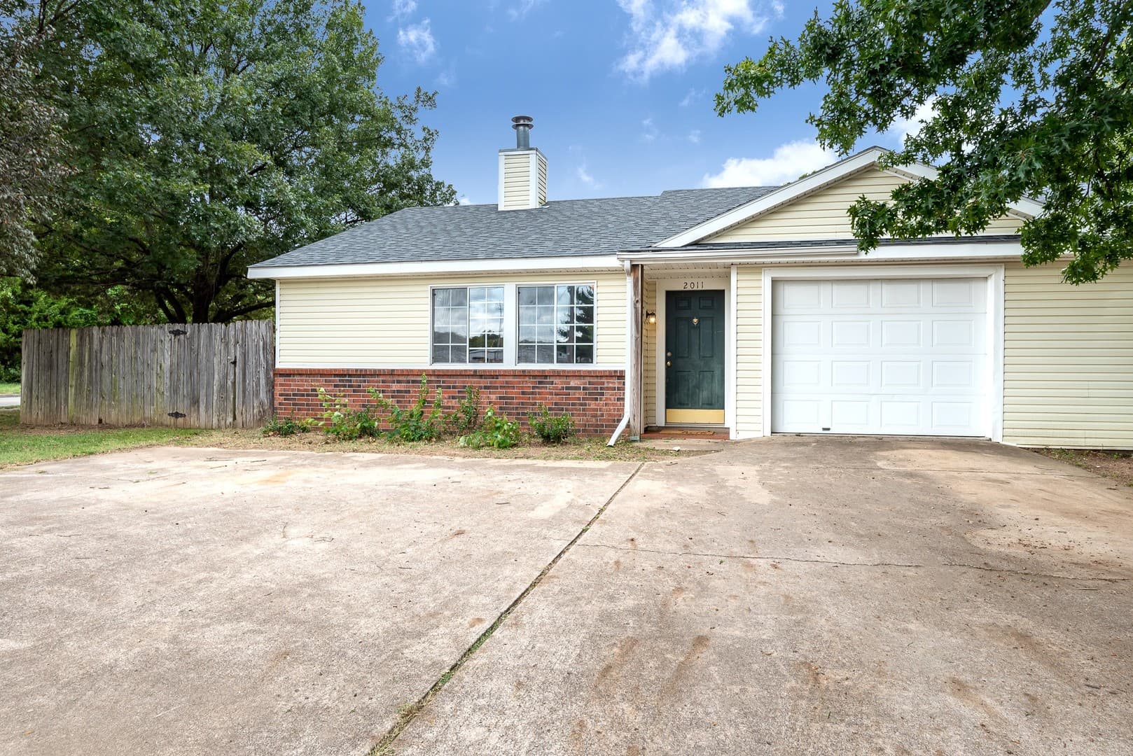 Fayetteville House: 2011 N Chestnut Ave