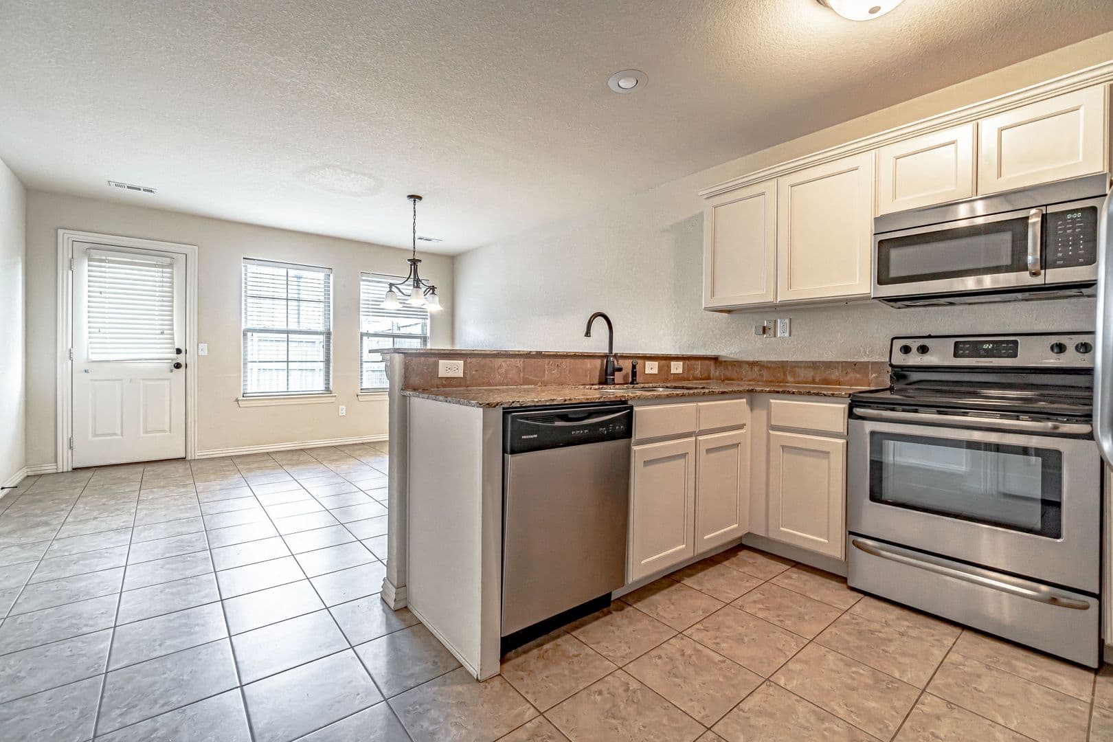 Centerton House: 926 Kensington Dr.