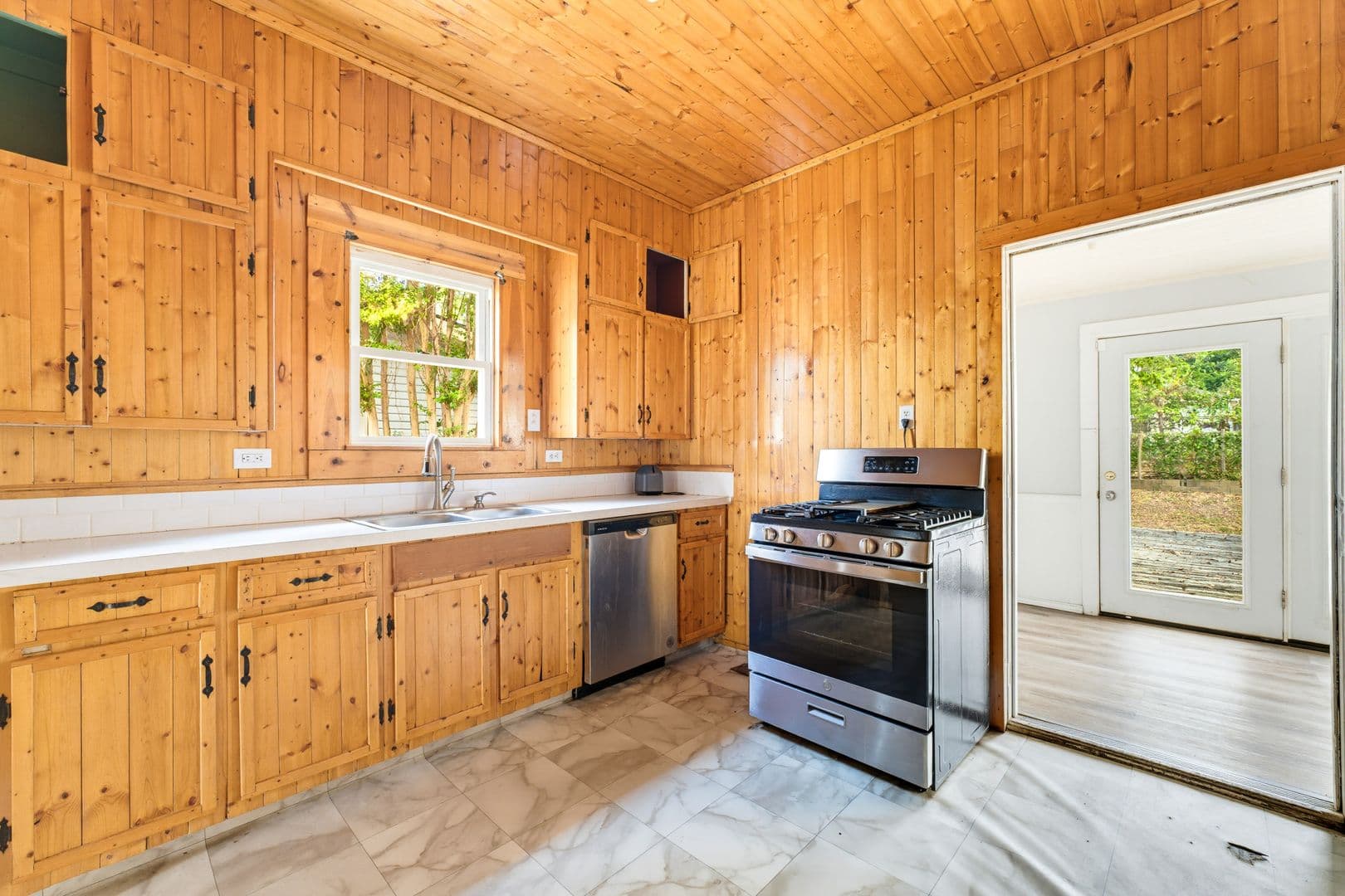 Fort Smith House: 630 Clifton Ct