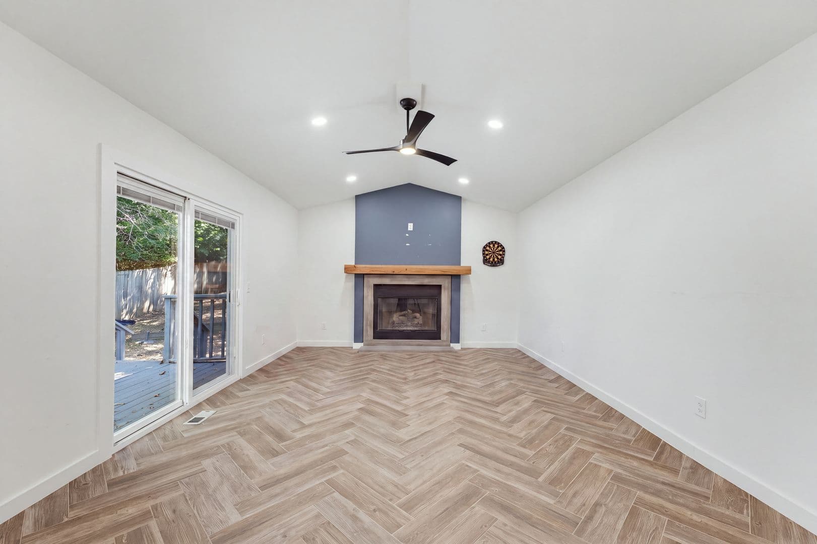 Fayetteville House: 1796 W Berry Street