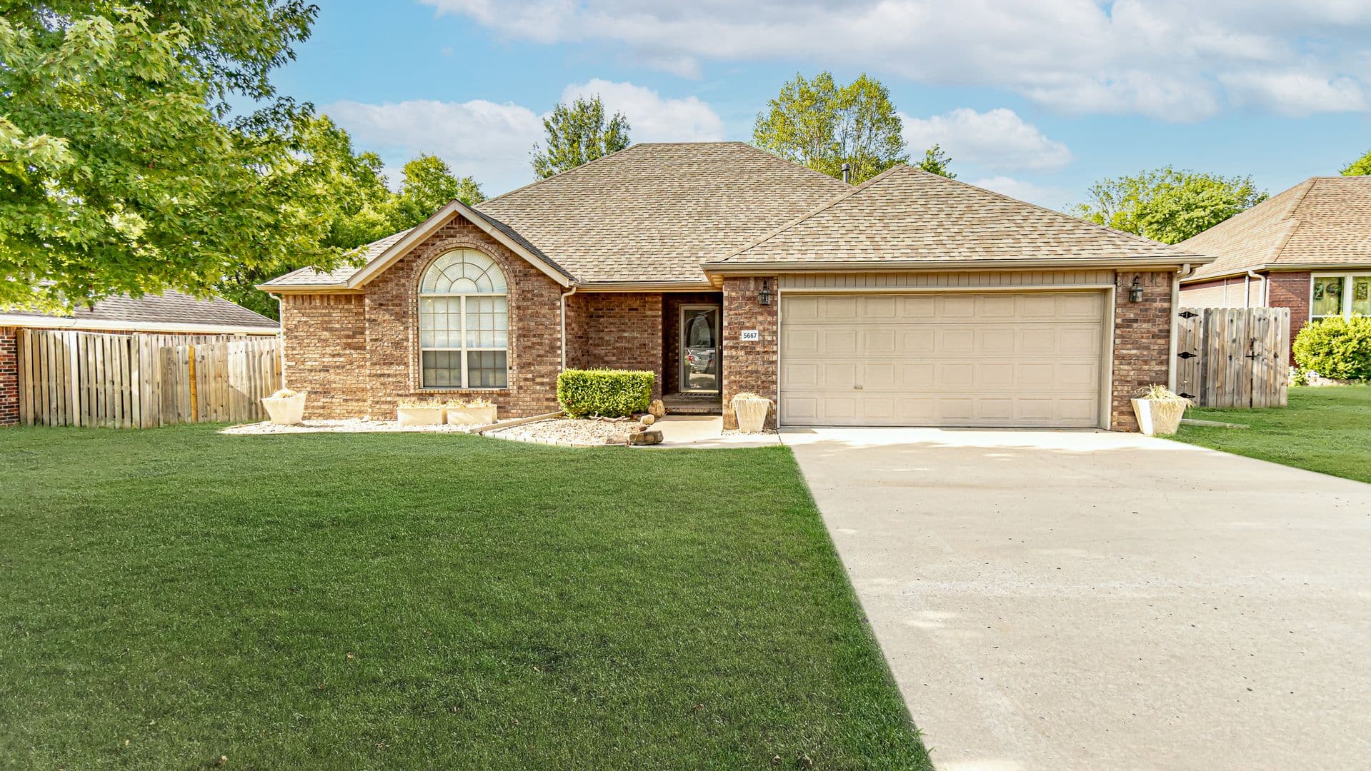 Fayetteville House: 5667 E Country Ridge Drive